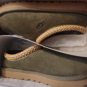 Women's uggs slippers